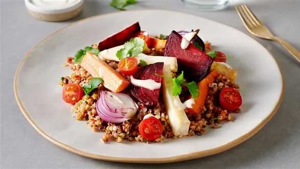 Sałatka z pieczonych warzyw korzeniowych