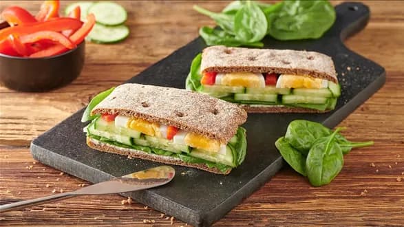 Kanapka z jajkiem i szynką na pieczywie żytnim