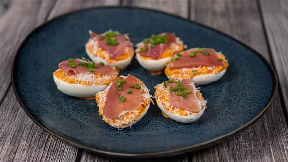 Jajka faszerowane z pesto, pecorino romano i prosciutto