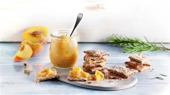 Krakersy z chutneyem brzoskwiniowym