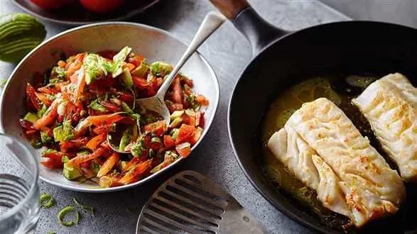 Filety rybne z pikantną salsą pomidorową