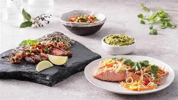 Łosoś gotowany na parze z warzywami z purée z groszku