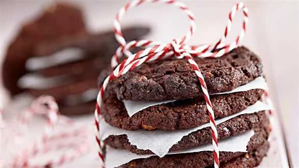 Ciastka czekoladowe z żurawiną i orzechami włoskimi