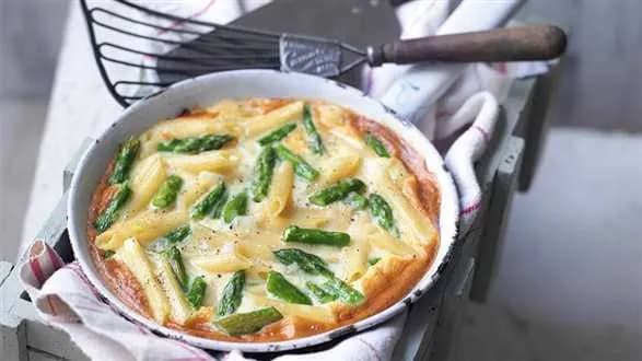Frittata z makaronem i szparagami