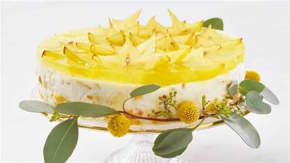 Jogurtowiec z karambolą i migdałami