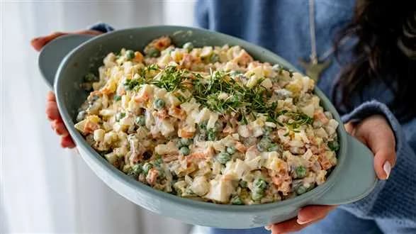 Sałatka jarzynowa z kaparami i rzeżuchą