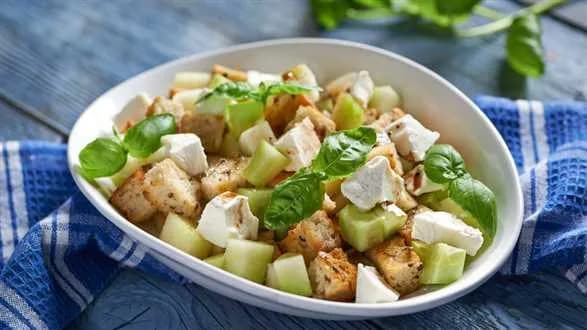 Orzeźwiająca sałatka z melonem