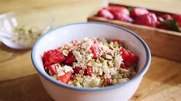 Jaglanka z truskawkami i chałwą