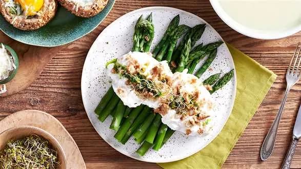 Zielone szparagi z burratą