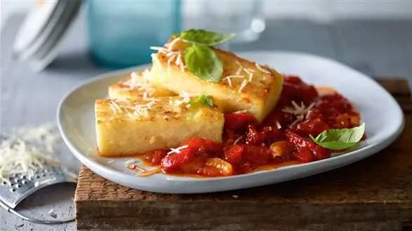 Polenta z sosem z pieczonej papryki