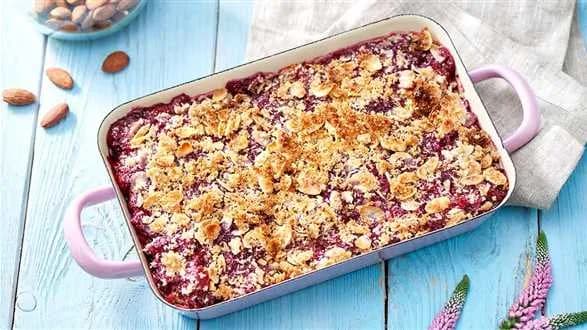 Crumble bars z rabarbarem i wiśniami