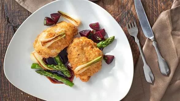 Pierś z kurczaka w orzechach, z sosem balsamicznym i sałatka z buraczków