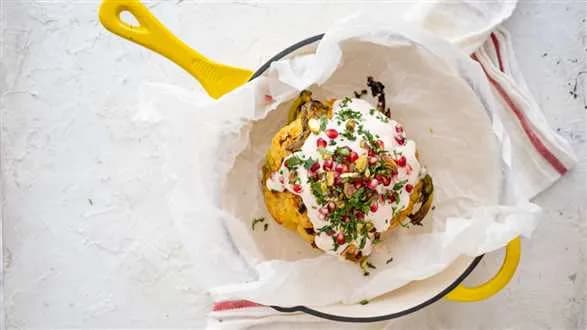 Pieczony kalafior z sosem tahini, granatem i pistacjami