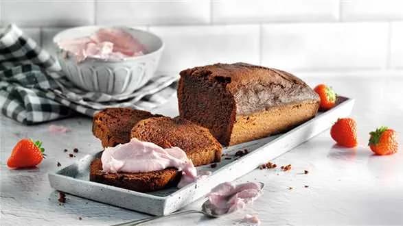 Ciasto czekoladowe z białą fasolą i śmietaną truskawkową