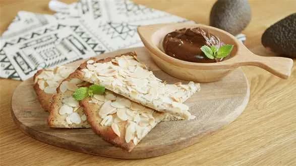 Bezglutenowe krakersy z dipem z awokado