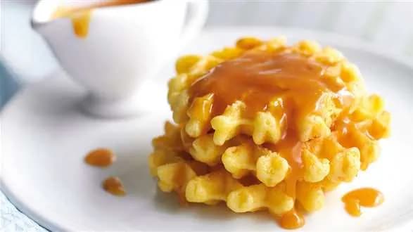 Gofry na maślance z sosem z limonki i karmelu