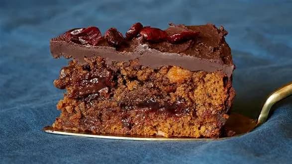 Łatwy piernik z bakaliami, przekładany powidłami