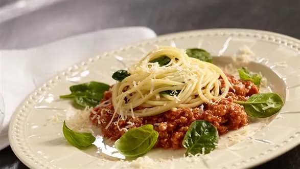Spaghetti bolognese ze świeżym szpinakiem