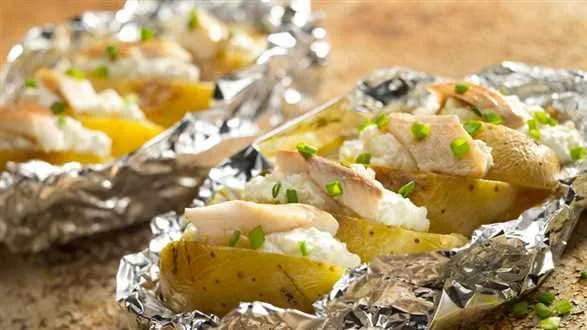 Okrasa łamie przepisy Pieczone ziemniaki z sosem i wędzonym pstrągiem