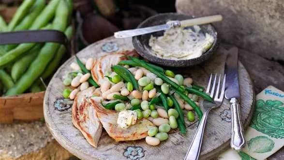 Fasolka z masłem pieprzowym i stekami