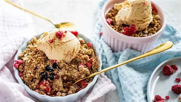 Owoce pod kruszonką z lodami proteinowymi