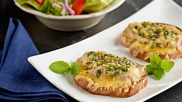 Schab na chlebie zapiekany pod beszamelem