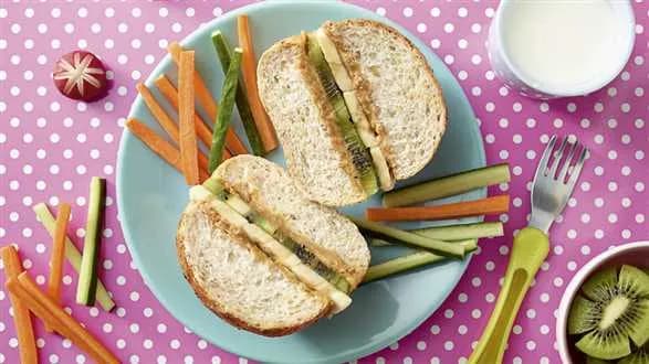 Grahamka z masłem orzechowym i owocami