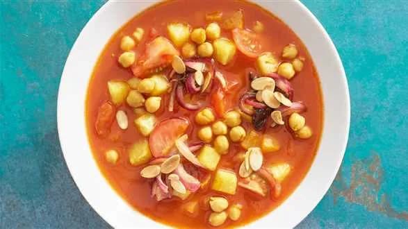 Zupa pomidorowa z ciecierzycą i ananasem