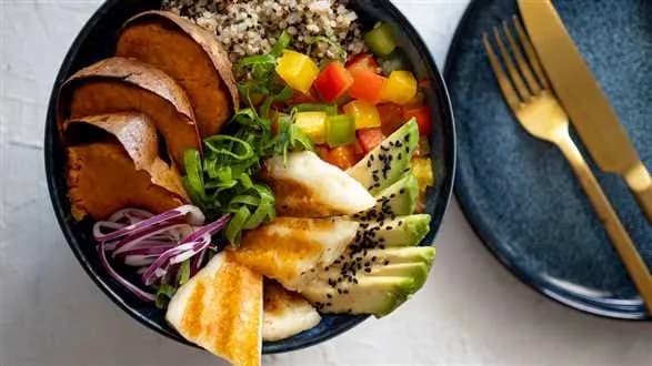 Bowl z halloumi i komosą ryżową