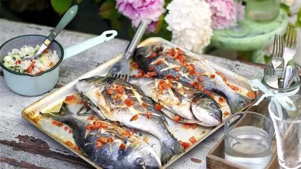 Dorada faszerowana pastą pomidorową z ryżem i ogórkiem