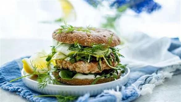 Burger z łososia