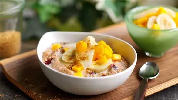 Owsianka z żurawiną i świeżymi owocami