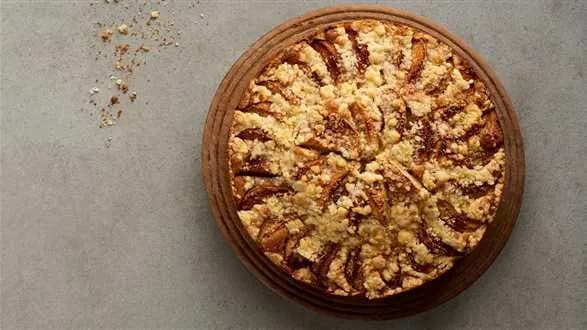 Ucierane ciasto maślane z jabłkami i maślaną kruszonką