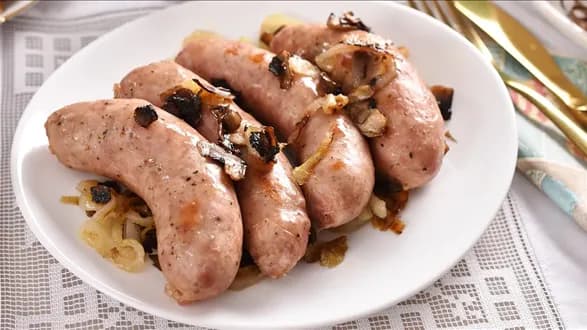 Pieczona biała kiełbasa z cebulą i pieczarkami
