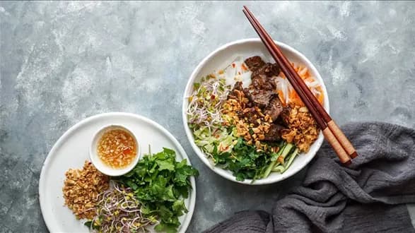 Bun bo nam bo - wietnamska sałatka z wołowiną