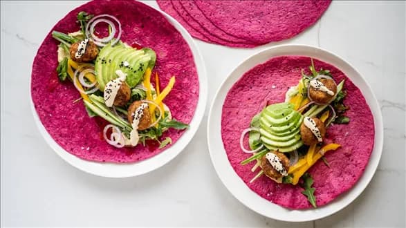 Kolorowe wrapy z falafelami