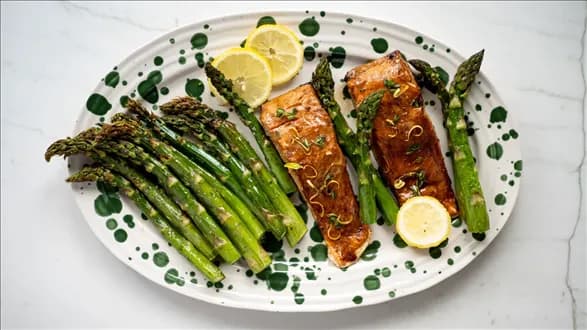 Łosoś w glazurze miodowo-sojowej z chrupiącymi szparagami