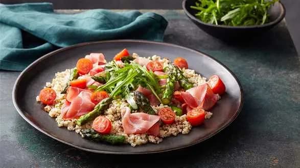 Sałatka z kaszą jęczmienną i zielonymi szparagami