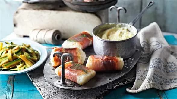 Saltimbocca z dorsza na polencie z cukinią