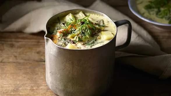 Zupa z czosnku niedźwiedziego, wędzonych żeberek i młodej kapusty