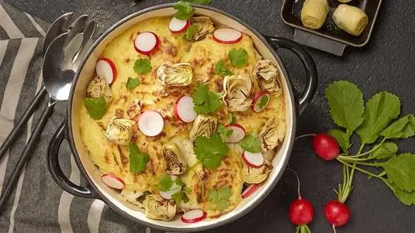 Ziemniaczana zapiekanka z dorszem, kapustą i marynowanymi karczochami