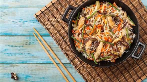 Kurczak po chińsku z makaronem ryżowym