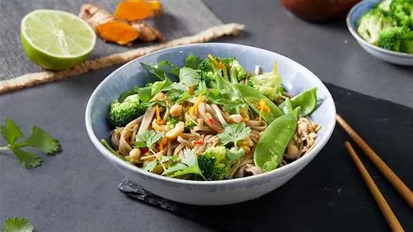 Sałatka z makaronu soba