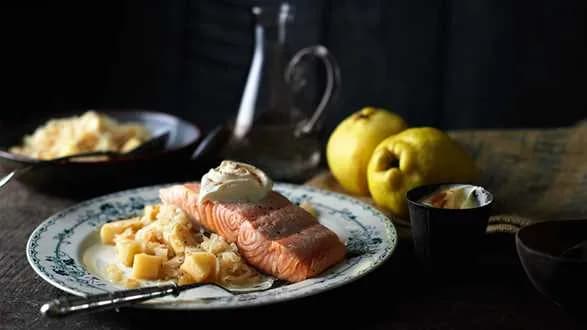 Kapusta z pigwą i wędzonym łososiem