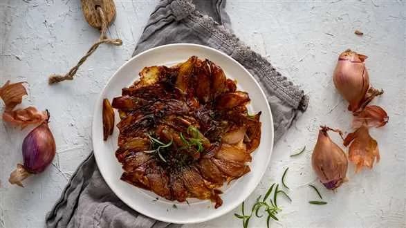 Tarta Tatin z szalotkami i serem pleśniowym