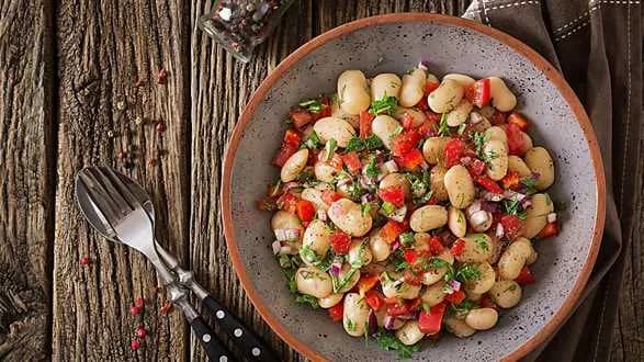 Wegańska sałatka z białej fasoli