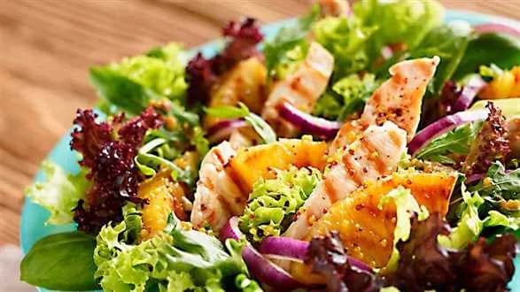 Sałata z grillowanym ananasem i kurczakiem