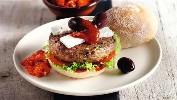 Śródziemnomorski burger z paprykowym relishem