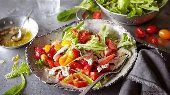 Sałatka z pomidorami i truskawkami