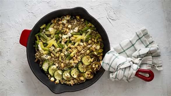 Zapiekanka z kaszą pęczak, warzywami i fetą